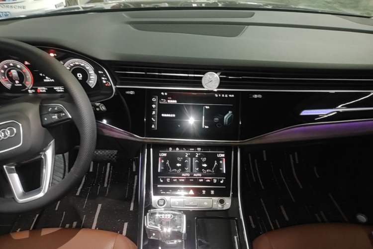 Used Audi Q7 2021 55 TFSI quattro S line Sport model Audio And AC Panel