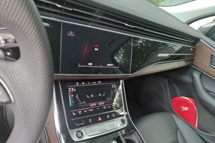 Used Audi Q7 2021 55 TFSI quattro S line Sport model Audio And AC Panel
