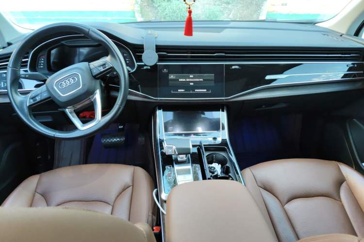Used Audi Q7 2021 45 TFSI quattro S line Sport model Center Console