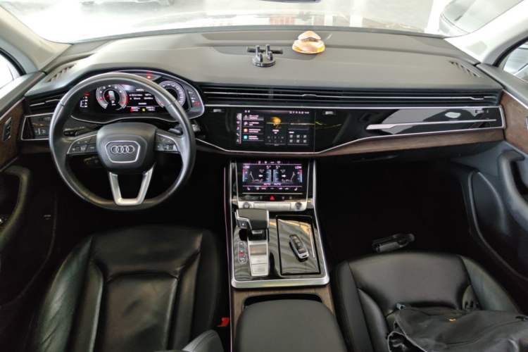 Used Audi Q7 2021 45 TFSI quattro S line Sport model Center Console