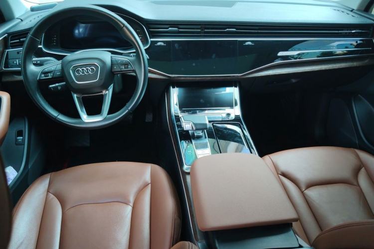 Used Audi Q7 2021 45 TFSI quattro S line Sport model Center Console