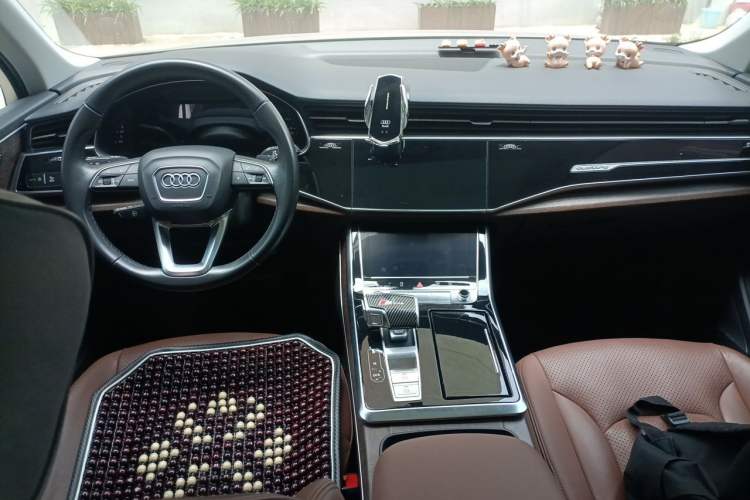 Used Audi Q7 2021 45 TFSI quattro S line Sport model Center Console