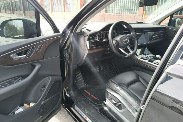 Used Audi Q7 2021 45 TFSI quattro S line Sport model Driver Seat