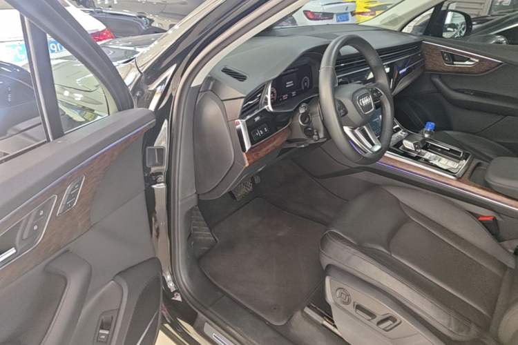 Used Audi Q7 2021 55 TFSI quattro S line Sport model Driver Seat