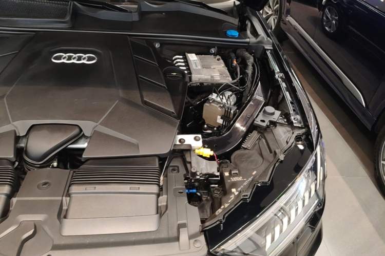 Used Audi Q7 2021 55 TFSI quattro S line Sport model Engine Bay Left