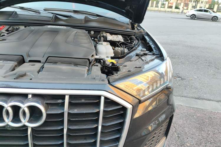 Used Audi Q7 2021 45 TFSI quattro S line Sport model Engine Bay Left