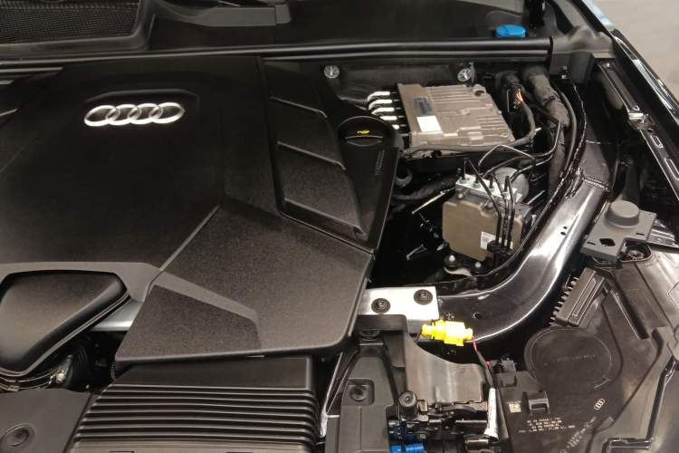 Used Audi Q7 2021 55 TFSI quattro S line Sport model Engine Bay Left