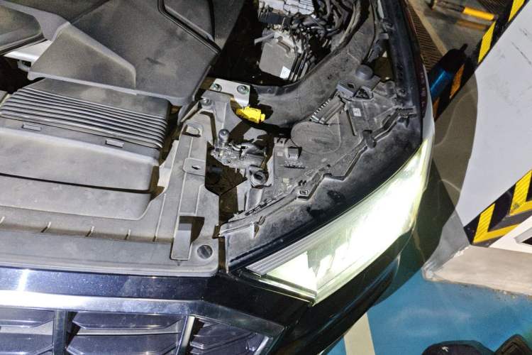 Used Audi Q7 2021 55 TFSI quattro S line Sport model Engine Bay Left