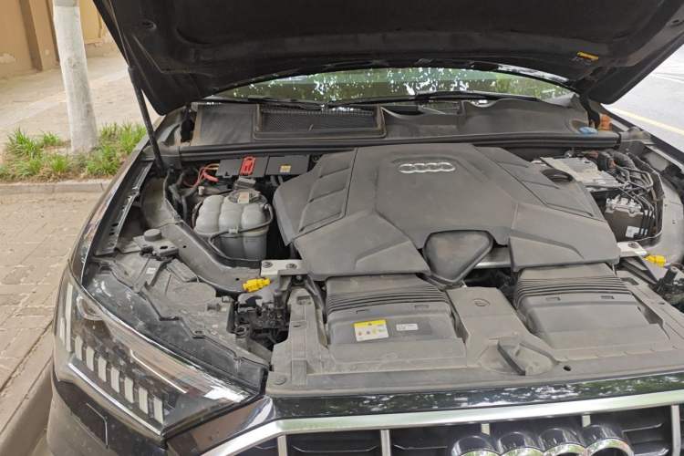 Used Audi Q7 2021 55 TFSI quattro S line Sport model Engine Bay Right