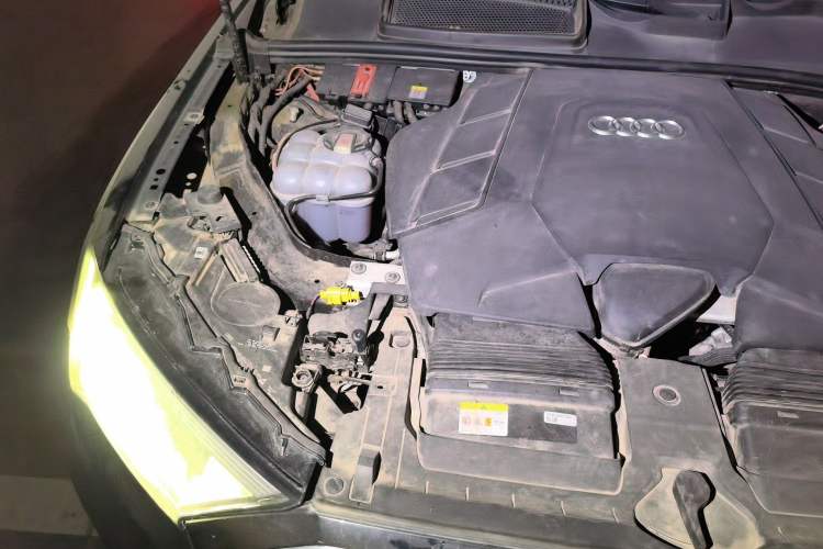 Used Audi Q7 2021 55 TFSI quattro S line Sport model Engine Bay Right