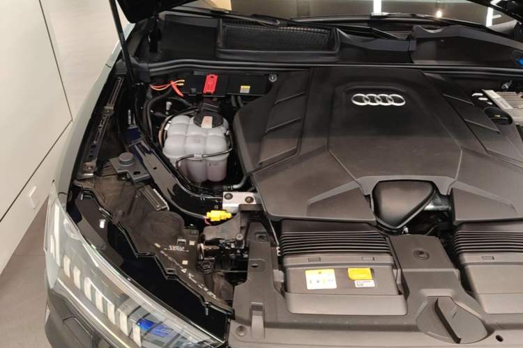 Used Audi Q7 2021 55 TFSI quattro S line Sport model Engine Bay Right