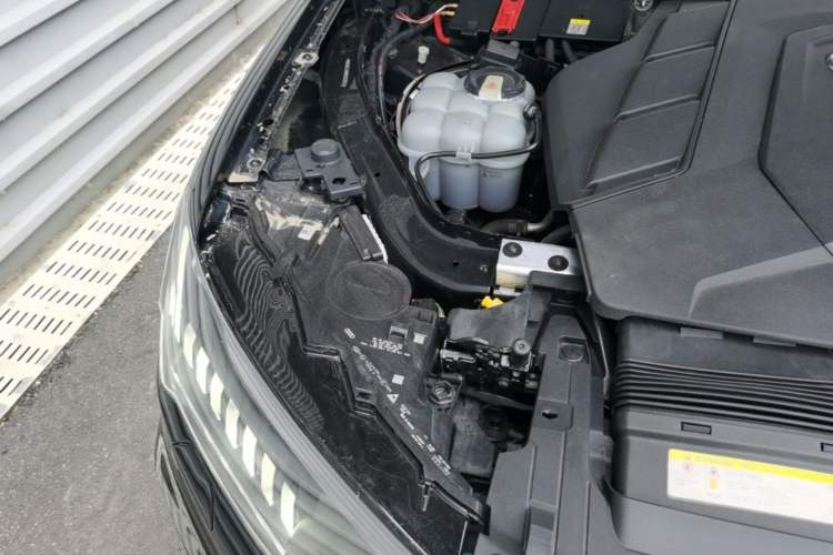 Used Audi Q7 2021 55 TFSI quattro S line Sport model Engine Bay Right