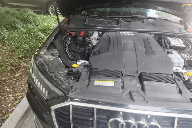 Used Audi Q7 2021 45 TFSI quattro S line Sport model Engine Bay Right