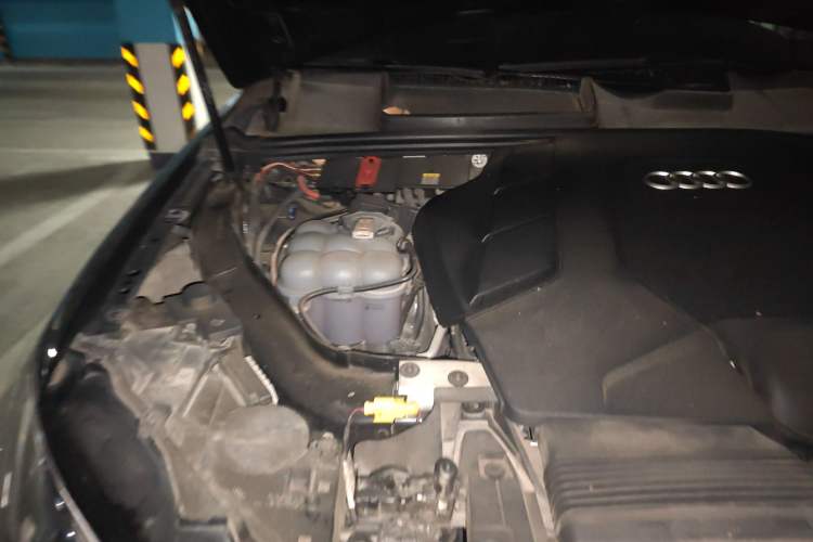 Used Audi Q7 2021 55 TFSI quattro S line Sport model Engine Bay Right