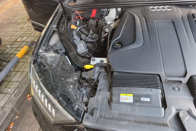 Used Audi Q7 2021 45 TFSI quattro S line Sport model Engine Bay Right
