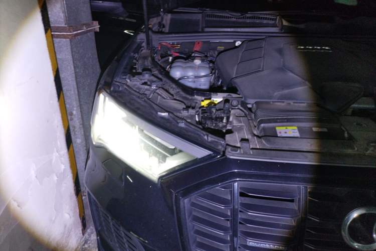 Used Audi Q7 2021 55 TFSI quattro S line Sport model Engine Bay Right