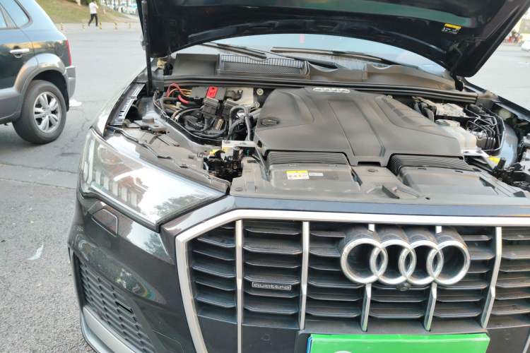 Used Audi Q7 2021 45 TFSI quattro S line Sport model Engine Bay Right