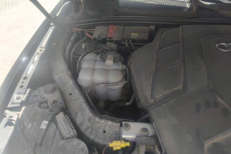 Used Audi Q7 2021 45 TFSI quattro S line Sport model Engine Bay Right