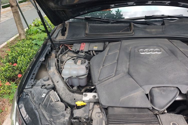 Used Audi Q7 2021 55 TFSI quattro S line Sport model Engine Bay Right