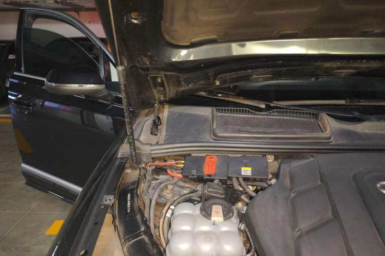 Used Audi Q7 2021 55 TFSI quattro S line Sport model Engine Bay Right