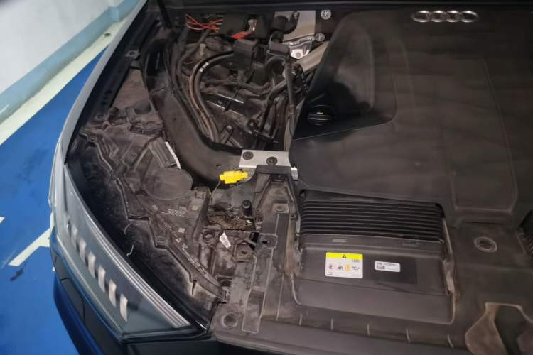 Used Audi Q7 2021 45 TFSI quattro S line Sport model Engine Bay Right