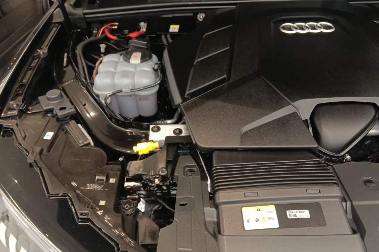 Used Audi Q7 2021 55 TFSI quattro S line Sport model Engine Bay Right