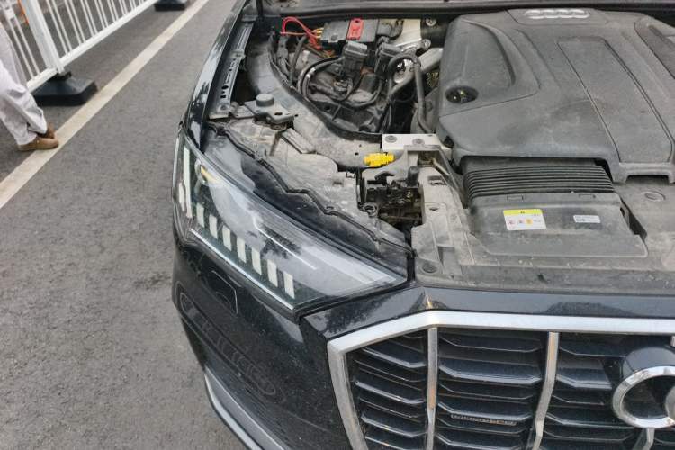 Used Audi Q7 2021 45 TFSI quattro S line Sport model Engine Bay Right
