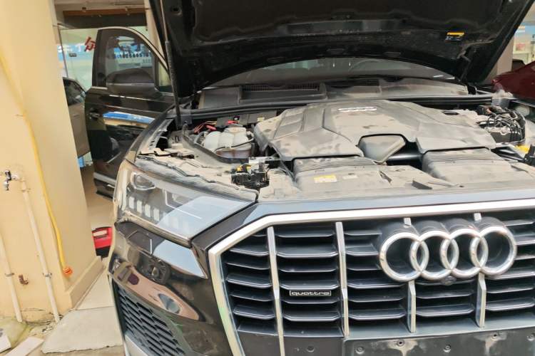 Used Audi Q7 2021 55 TFSI quattro S line Sport model Engine Bay Right
