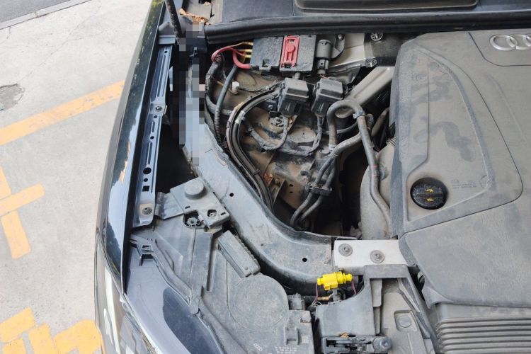 Used Audi Q7 2021 45 TFSI quattro S line Sport model Engine Bay Right