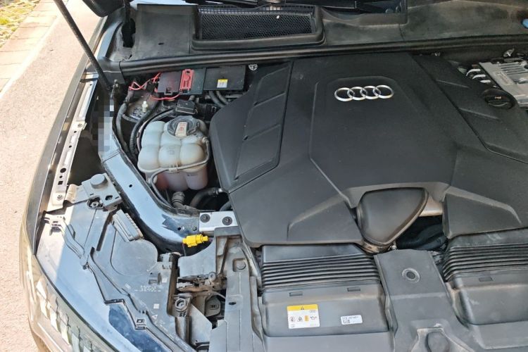 Used Audi Q7 2021 55 TFSI quattro S line Sport model Engine Bay Right