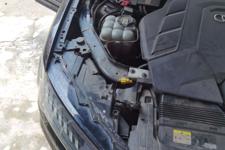 Used Audi Q7 2021 55 TFSI quattro S line Sport model Engine Bay Right