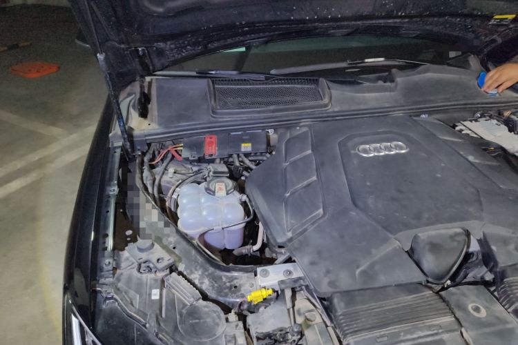 Used Audi Q7 2021 55 TFSI quattro S line Sport model Engine Bay Right