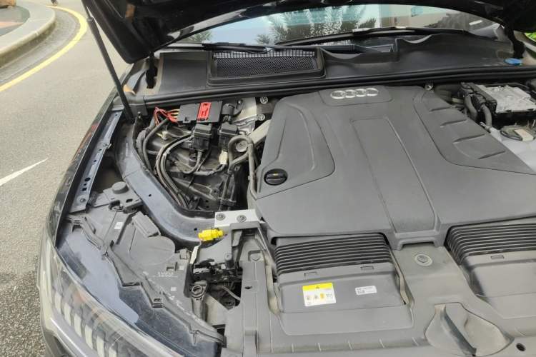 Used Audi Q7 2021 45 TFSI quattro S line Sport model Engine Bay Right