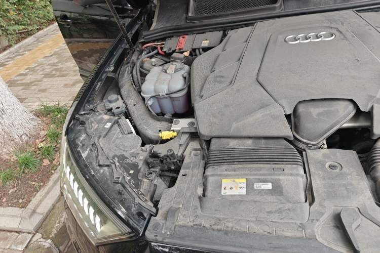 Used Audi Q7 2021 55 TFSI quattro S line Sport model Engine Bay Right
