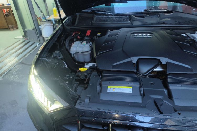 Used Audi Q7 2021 55 TFSI quattro S line Sport model Engine Bay Right