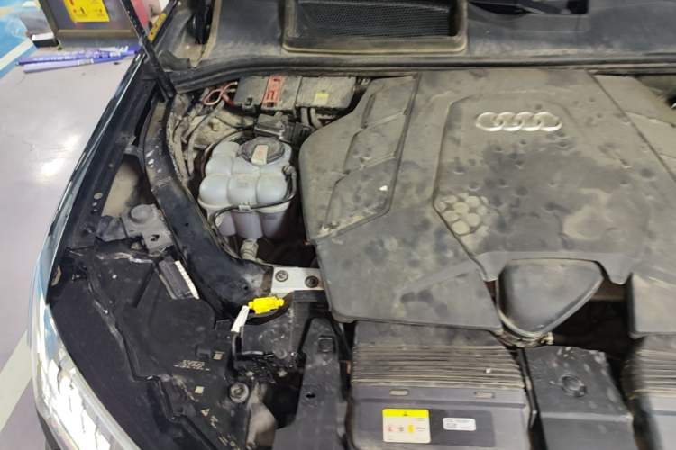Used Audi Q7 2021 55 TFSI quattro S line Sport model Engine Bay Right