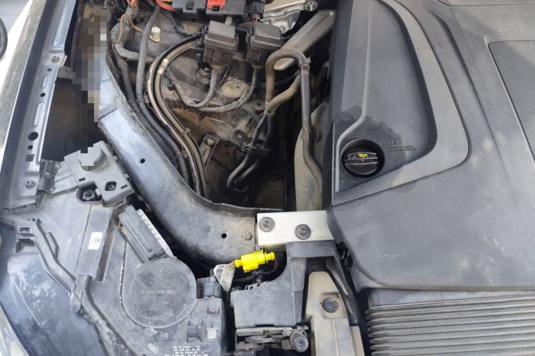Used Audi Q7 2021 45 TFSI quattro S line Sport model Engine Bay Right