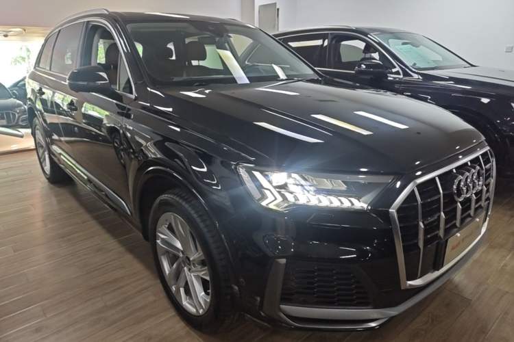 Used Audi Q7 2021 55 TFSI quattro S line Sport model Front Right 45 Deg