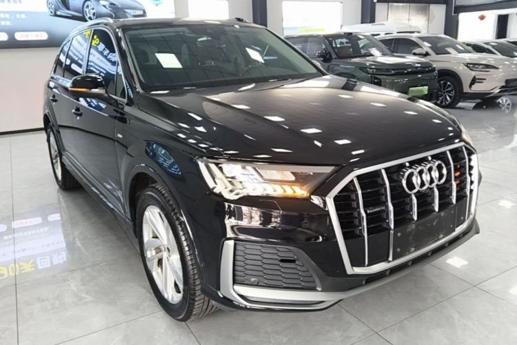 Used Audi Q7 2021 45 TFSI quattro S line Sport model Front Right 45 Deg