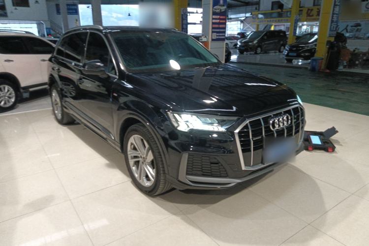 Used Audi Q7 2021 45 TFSI quattro S line Sport model Front Right 45 Deg
