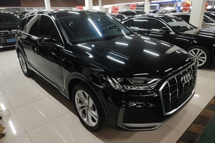 Used Audi Q7 2021 45 TFSI quattro S line Sport model Front Right 45 Deg