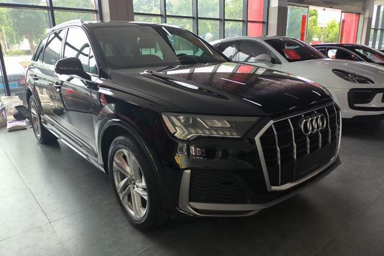 Used Audi Q7 2021 45 TFSI quattro S line Sport model Front Right 45 Deg