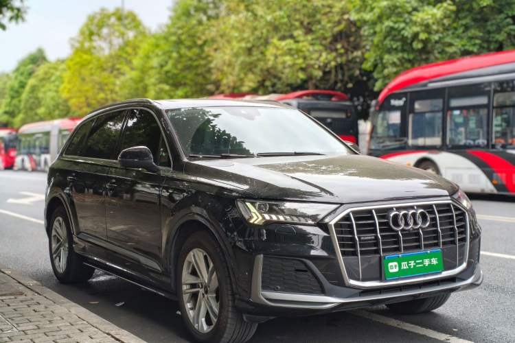 Used Audi Q7 2021 45 TFSI quattro S line Sport model Front Right 45 Deg