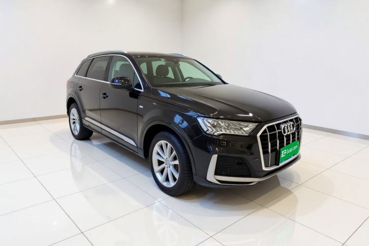 Used Audi Q7 2021 45 TFSI quattro S line Sport model Front Right 45 Deg
