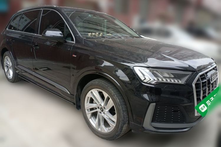 Used Audi Q7 2021 45 TFSI quattro S line Sport model Front Right 45 Deg
