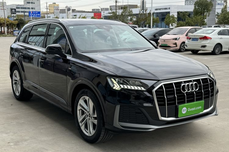 Used Audi Q7 2021 45 TFSI quattro S line Sport model Front Right 45 Deg