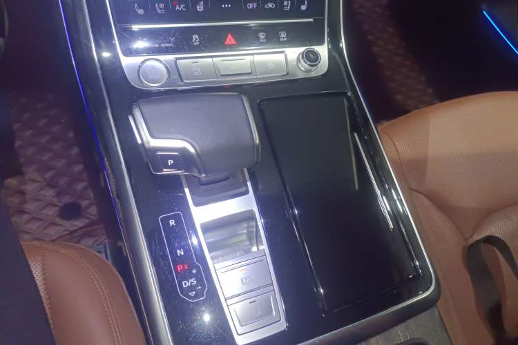 Used Audi Q7 2021 55 TFSI quattro S line Sport model Gear Lever
