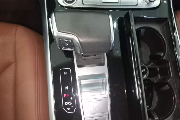 Used Audi Q7 2021 55 TFSI quattro S line Sport model Gear Lever