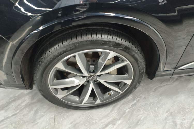 Used Audi Q7 2021 55 TFSI quattro S line Sport model Left Front Wheel Hub