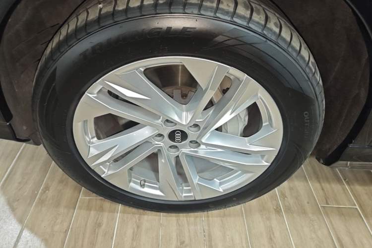 Used Audi Q7 2021 55 TFSI quattro S line Sport model Left Front Wheel Hub